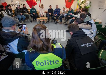 Anversa, Belgio. 10th Dec, 2022. L'immagine mostra un incontro tra il Ministro Verlinden, la polizia, il Consiglio fiammingo della gioventù, i delegati e i volontari delle organizzazioni giovanili nel quadro delle discussioni sul mantenimento della calma durante le partite dei Mondiali di calcio, sabato 10 dicembre 2022, ad Anversa. Ad Anversa esiste un'iniziativa unica tra le organizzazioni giovanili, i mediatori, i volontari e la polizia, in cui si impegnano a dialogare insieme per mantenere la calma durante le partite. FOTO DI BELGA NICOLAS MAETERLINCK Credit: Belga News Agency/Alamy Live News Foto Stock