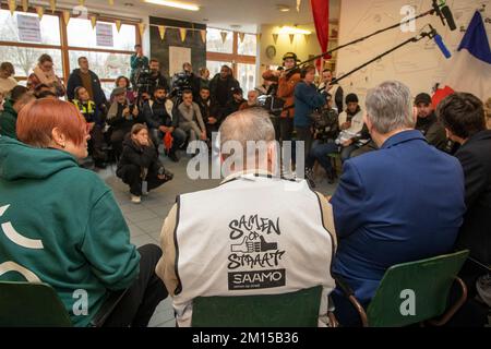 Anversa, Belgio. 10th Dec, 2022. L'immagine mostra un incontro tra il Ministro Verlinden, la polizia, il Consiglio fiammingo della gioventù, i delegati e i volontari delle organizzazioni giovanili nel quadro delle discussioni sul mantenimento della calma durante le partite dei Mondiali di calcio, sabato 10 dicembre 2022, ad Anversa. Ad Anversa esiste un'iniziativa unica tra le organizzazioni giovanili, i mediatori, i volontari e la polizia, in cui si impegnano a dialogare insieme per mantenere la calma durante le partite. FOTO DI BELGA NICOLAS MAETERLINCK Credit: Belga News Agency/Alamy Live News Foto Stock