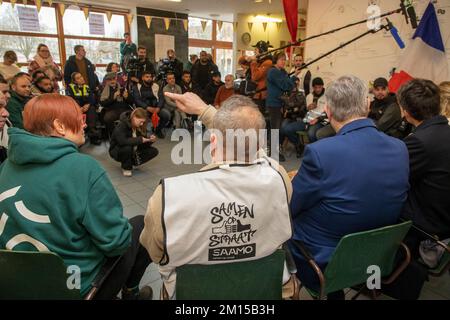 Anversa, Belgio. 10th Dec, 2022. L'immagine mostra un incontro tra il Ministro Verlinden, la polizia, il Consiglio fiammingo della gioventù, i delegati e i volontari delle organizzazioni giovanili nel quadro delle discussioni sul mantenimento della calma durante le partite dei Mondiali di calcio, sabato 10 dicembre 2022, ad Anversa. Ad Anversa esiste un'iniziativa unica tra le organizzazioni giovanili, i mediatori, i volontari e la polizia, in cui si impegnano a dialogare insieme per mantenere la calma durante le partite. FOTO DI BELGA NICOLAS MAETERLINCK Credit: Belga News Agency/Alamy Live News Foto Stock