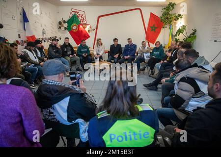 Anversa, Belgio. 10th Dec, 2022. Il ministro degli interni Annelies Verlinden e il ministro fiammingo della gioventù, dei mezzi di informazione e degli affari di Bruxelles Benjamin dalle hanno fatto foto durante un incontro tra il ministro Verlinden, la polizia, il Consiglio fiammingo della gioventù, i delegati e i volontari delle organizzazioni giovanili nel quadro delle discussioni sul mantenimento della calma durante le partite dei mondiali, sabato 10 dicembre 2022; Ad Anversa. Ad Anversa esiste un'iniziativa unica tra le organizzazioni giovanili, i mediatori, i volontari e la polizia, in cui si impegnano a dialogare insieme per mantenere la calma durante le partite. FOTO DI BELGA NICOLAS MAET Foto Stock