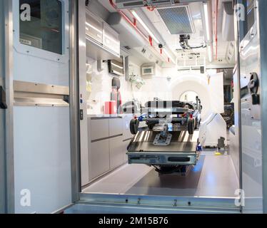 Corsa mobile di emergenza. Ambulanza furgone fornisce servizi per diagnosticare i pazienti di ictus. Foto Stock