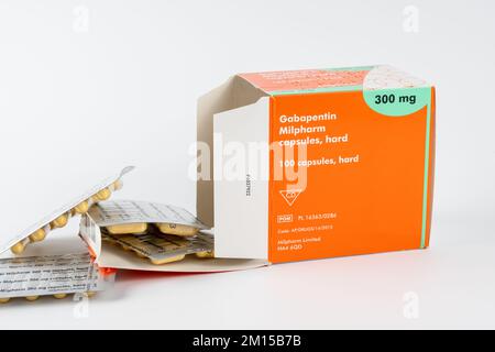 Cardiff Mid Glamorgan Wales UK Dicembre 10 2022 Gabapentin Milpharm 100 capsule rigide confezionato, isolato su sfondo bianco Foto Stock