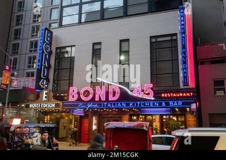 Bond 45 Italian Kitchen and Bar Sign si trova sulla West 46th Street a Times Square, NYC, USA 2022 Foto Stock