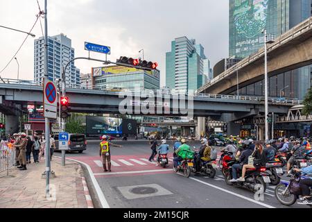 Bangkok, Thailandia - 8 dicembre 2022 : la polizia stradale sta lavorando all'incrocio Sala Daeng. Sulla Rama IV Road, che è una delle più congestionate r Foto Stock