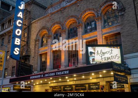 Bernard B. Jacobs Theatre Marquee con The Play 'quasi famoso', NYC, USA 2022 Foto Stock
