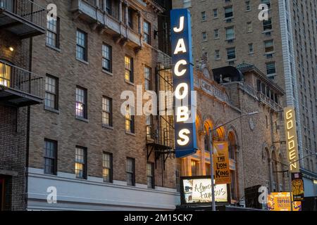 Bernard B. Jacobs Theatre Marquee con The Play 'quasi famoso', NYC, USA 2022 Foto Stock