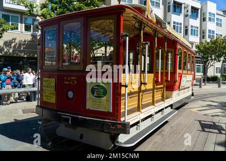 Cable Cars a cavallo sulla famosa strada California San Francisco, Stati Uniti Foto Stock