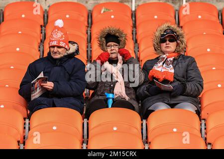 Blackpool, Regno Unito. 10th Dec, 2022. I fan di Blackpool si riavvolgono durante la partita del campionato Sky Bet Blackpool vs Birmingham City a Bloomfield Road, Blackpool, Regno Unito, 10th dicembre 2022 (Photo by Mark Cosgrove/News Images) a Blackpool, Regno Unito il 12/10/2022. (Foto di Mark Cosgrove/News Images/Sipa USA) Credit: Sipa USA/Alamy Live News Foto Stock