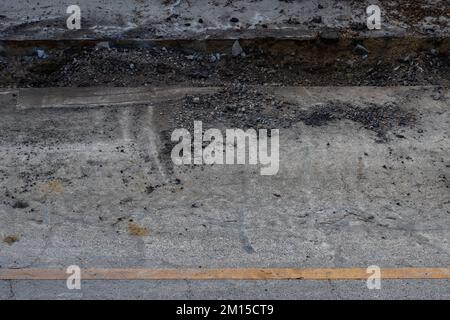 Macerie di cemento in un fossato in un cantiere Foto Stock