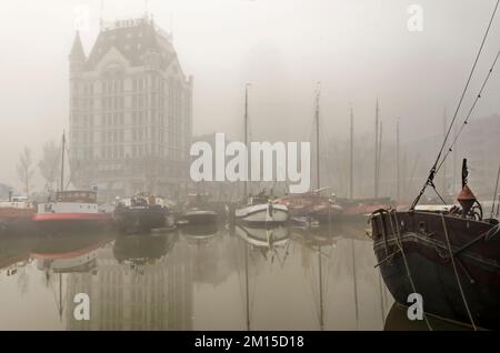 Rotterdam, Paesi Bassi, 29 novembre 2022: Navi storiche e la Casa Bianca che riflettono nelle acque del Vecchio Porto in una giornata misteriosa in autum Foto Stock