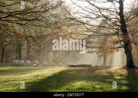 Rotterdam, Paesi Bassi, 29 novembre 2022: Un gioco di ombre e raggi solari vicino alla scultura la perla perduta nel Parco a fine autunno Foto Stock