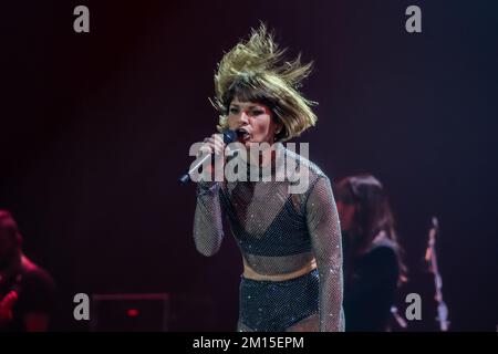 9 Dicembre 2022, Napoli, Campania, Italia: Alessandra Amoroso frizzante sul palco del Palapartenope durante il suo ''tutto Accade Tour' (Credit Image: © Giovanni Esposito/Pacific Press via ZUMA Press Wire) Foto Stock