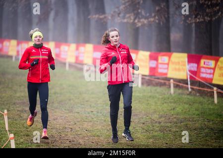 Piemonte, Italia. 10th Dec, 2022. Le sale belghe Eline Dalemans e Lisa belghe sono in azione durante i preparativi dei Campionati europei di fondo, in Piemonte, Italia, sabato 10 dicembre 2022. FOTO DI BELGA JASPER JACOBS Credit: Belga News Agency/Alamy Live News Foto Stock