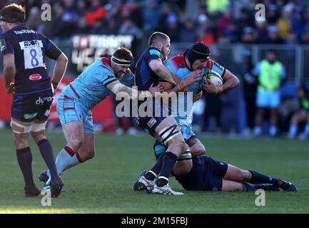 Il JP du Preez dei guerrieri di Glasgow (a destra) viene affrontato dai giocatori di Bath Rugby durante la partita DI EPCR Challenge Cup presso il campo ricreativo di Bath. Data immagine: Sabato 10 dicembre 2022. Foto Stock