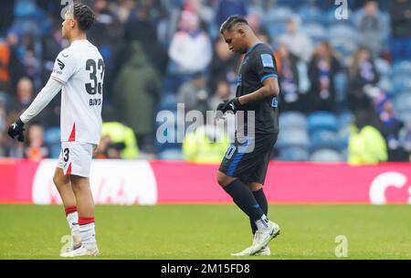 Rangers Alfredo Morelos (a destra) lascia il campo per primo a tempo pieno dopo l'amichevole partita allo stadio Ibrox di Glasgow. Data immagine: Sabato 10 dicembre 2022. Foto Stock