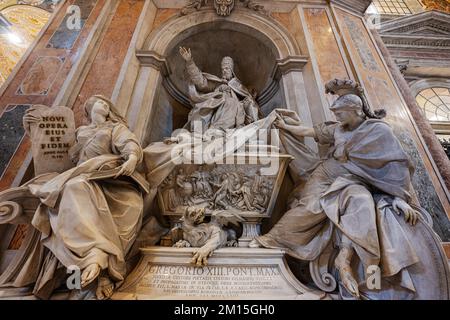 Città del Vaticano, 22 luglio 2022: Interno della Basilica di San Basilica di Pietro, Vaticano, Italia. Papa Gregorio XIII, Gregorio Pont Max. Foto Stock