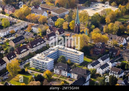 Vista aerea, chiesa di Petri e costruzione residenziale nuovo edificio a Friedrich-Harkort-Straße nel quartiere di Wiemelhausen a Bochum, zona della Ruhr, Reno settentrionale- Foto Stock