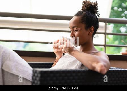 Ritratto di donna attraente con vitiligine su sfondo bianco. Foto Stock