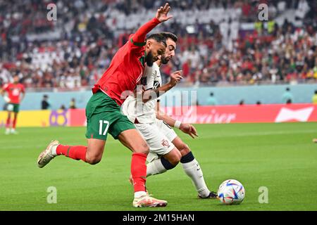 Doha, Qatar. 10th Dec, 2022. Sofiane Boufal (L) del Marocco vies con Bruno Fernandes del Portogallo durante la loro Quarterfinale della Coppa del mondo FIFA 2022 al Thumama Stadium di Doha, Qatar, 10 dicembre 2022. Credit: Xiao Yijiu/Xinhua/Alamy Live News Foto Stock