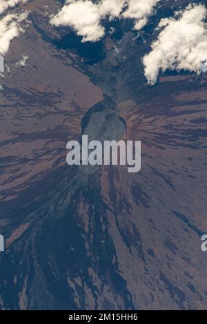 HAWAII - 29 settembre 2022 - Mauna Loa, il vulcano attivo più grande del mondo delle Hawaii, è raffigurato dalla Stazione spaziale Internazionale mentre orbitava nel 2 Foto Stock