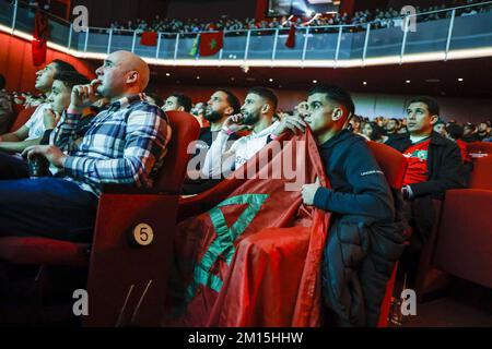 AMSTERDAM - i sostenitori della squadra di calcio marocchina guardano la partita tra Marocco e Portogallo alla Coppa del mondo in Qatar nel Meervaart di Amsterdam. ANP BAS CZERWINSKI Credit: ANP/Alamy Live News Foto Stock