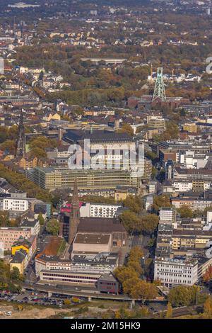 Vista aerea, cantiere con nuova costruzione quartiere commerciale Viktoria Karree e vista alla torre tortuosa del museo minerario nel quartiere Gleisdreieck Foto Stock