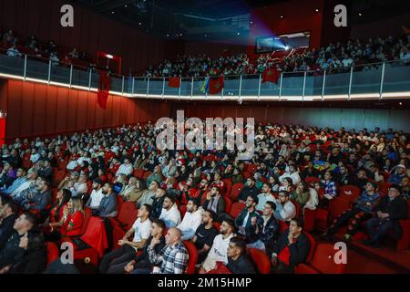 AMSTERDAM - i sostenitori della squadra di calcio marocchina guardano la partita tra Marocco e Portogallo alla Coppa del mondo in Qatar nel Meervaart di Amsterdam. ANP BAS CZERWINSKI Credit: ANP/Alamy Live News Foto Stock