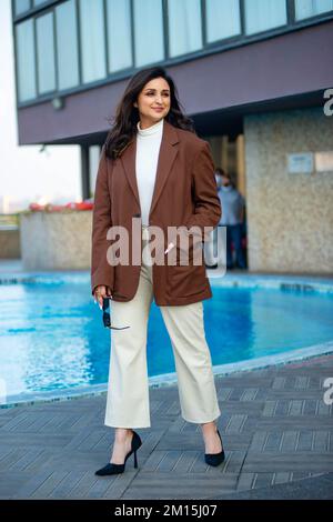 Nuova Delhi, India. 10th Dec, 2022. Parineeti Chopra indiano Bollywood attrice pone per una foto come lei arriva a Nuova Delhi per partecipare a 'Agenda AajTak 2022', un evento di media. (Foto di Pradeep Gaur/SOPA Images/Sipa USA) Credit: Sipa USA/Alamy Live News Foto Stock