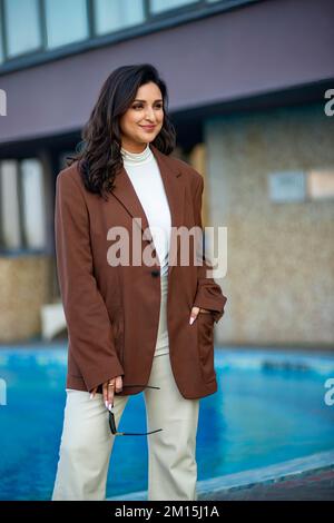 Nuova Delhi, India. 10th Dec, 2022. Parineeti Chopra indiano Bollywood attrice pone per una foto come lei arriva a Nuova Delhi per partecipare a 'Agenda AajTak 2022', un evento di media. (Foto di Pradeep Gaur/SOPA Images/Sipa USA) Credit: Sipa USA/Alamy Live News Foto Stock