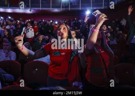 AMSTERDAM - i sostenitori della squadra di calcio marocchina guardano la partita tra Marocco e Portogallo alla Coppa del mondo in Qatar nel Meervaart di Amsterdam. ANP BAS CZERWINSKI Credit: ANP/Alamy Live News Foto Stock