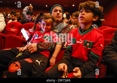 AMSTERDAM - i sostenitori della squadra di calcio marocchina guardano la partita tra Marocco e Portogallo alla Coppa del mondo in Qatar nel Meervaart di Amsterdam. ANP BAS CZERWINSKI Credit: ANP/Alamy Live News Foto Stock