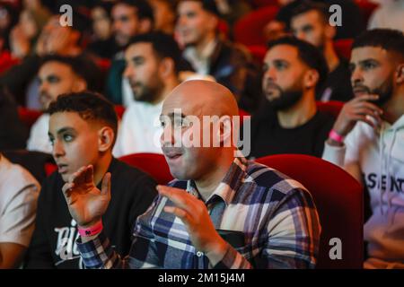 AMSTERDAM - i sostenitori della squadra di calcio marocchina guardano la partita tra Marocco e Portogallo alla Coppa del mondo in Qatar nel Meervaart di Amsterdam. ANP BAS CZERWINSKI Credit: ANP/Alamy Live News Foto Stock