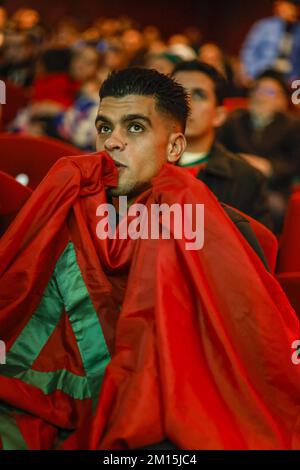 AMSTERDAM - i sostenitori della squadra di calcio marocchina guardano la partita tra Marocco e Portogallo alla Coppa del mondo in Qatar nel Meervaart di Amsterdam. ANP BAS CZERWINSKI Credit: ANP/Alamy Live News Foto Stock