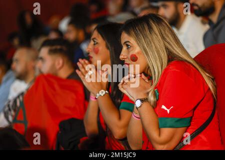 AMSTERDAM - i sostenitori della squadra di calcio marocchina guardano la partita tra Marocco e Portogallo alla Coppa del mondo in Qatar nel Meervaart di Amsterdam. ANP BAS CZERWINSKI Credit: ANP/Alamy Live News Foto Stock