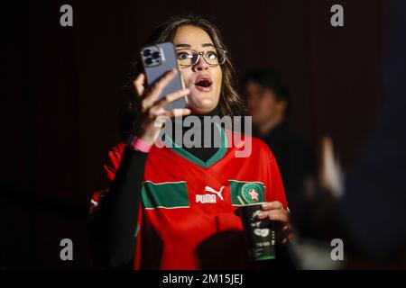 AMSTERDAM - i sostenitori della squadra di calcio marocchina guardano la partita tra Marocco e Portogallo alla Coppa del mondo in Qatar nel Meervaart di Amsterdam. ANP BAS CZERWINSKI Credit: ANP/Alamy Live News Foto Stock