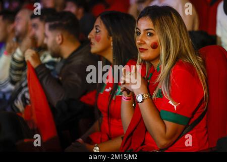 AMSTERDAM - i sostenitori della squadra di calcio marocchina guardano la partita tra Marocco e Portogallo alla Coppa del mondo in Qatar nel Meervaart di Amsterdam. ANP BAS CZERWINSKI Credit: ANP/Alamy Live News Foto Stock