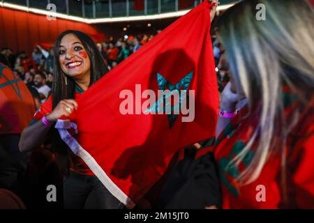 AMSTERDAM - i sostenitori della squadra di calcio marocchina guardano la partita tra Marocco e Portogallo alla Coppa del mondo in Qatar nel Meervaart di Amsterdam. ANP BAS CZERWINSKI Credit: ANP/Alamy Live News Foto Stock