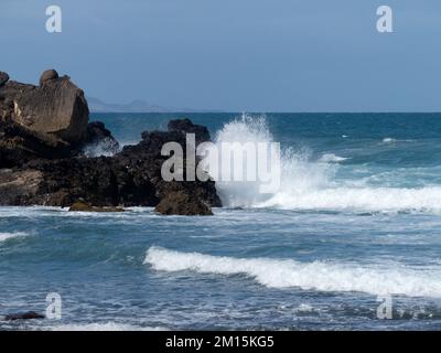 Fuerteventura - Playa des Viejo Reyes vicino alla scogliera selvaggia la Pared costa Foto Stock