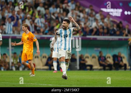 Al Daayen, Qatar. 9th Dec, 2022. Nicolas Otamendi (ARG) Calcio : Coppa del mondo FIFA Qatar 2022 Quarter-final match tra i Paesi Bassi 2 (PSO 3-4) 2 Argentina al Lusail Stadium di al Daayen, Qatar . Credit: Mutsu Kawamori/AFLO/Alamy Live News Foto Stock