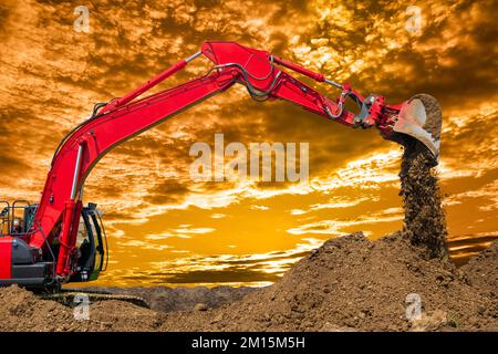 l'escavatore sta lavorando e scavando in cantiere Foto Stock