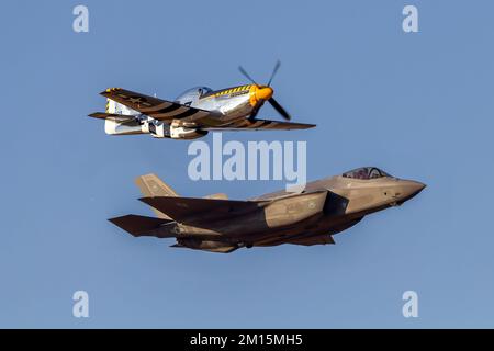 Un F-35 Lightning e un P-51D Mustang nordamericano che effettuano un volo storico all'Airshow 2017 di Londra. Foto Stock