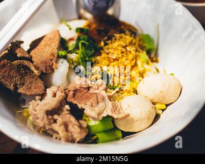 Zuppa di sangue di noodle in stile thailandese, noodle in barca, piatto delizioso, famosa zuppa di noodle thailandese. Zuppa di sangue di noodle in stile tailandese, noodle in barca, piatto delizioso, famoso tailandese n Foto Stock