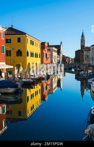 Italia bella, vista in estate di colorati edifici rinascimentali situati lungo un canale panoramico a Chioggia sulla costa veneta, comune di Venezia, Italia Foto Stock