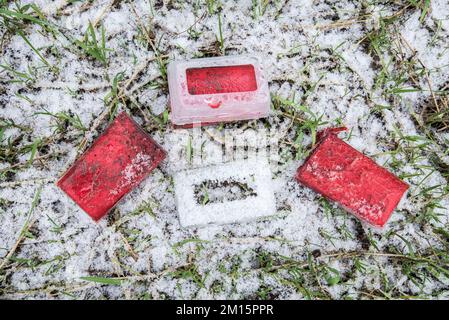 Usato, & ora spesi, pastelli di raddle di pecora colorati usati per indicare quali pecore sono state con il tup. La custodia in plastica si adatta all'imbracatura del cilindro. Foto Stock