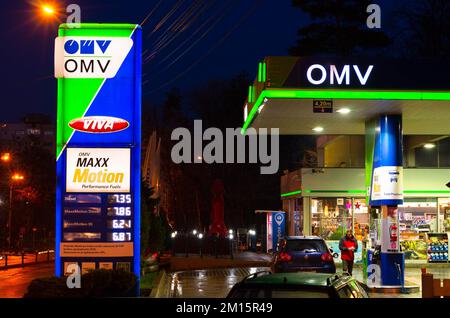 Bucarest, Romania - 12 dicembre 2022: Una stazione di servizio OMV è visto di notte a Bucarest Editorial stock foto - immagine stock Foto Stock