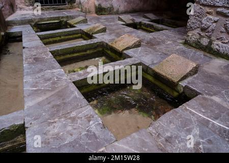 Dall'alto pavimento in marmo con vasche quadrate per la lavanderia situato nel cortile del lavatoio Lavatoio medievale di Cefalù Foto Stock