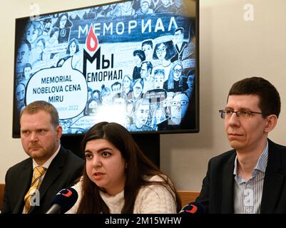 Stepan Cernousek, da sinistra, Tamila Imanova e Igor Gukovsky dell'associazione Memorial partecipano ad una conferenza stampa a Praga in occasione dell'assegnazione del Premio Nobel per la pace alla memoria di Oslo oggi, sabato 10 dicembre 2022. Belenkin spera che l'organizzazione commemorativa per i diritti umani, per la quale lavora, possa continuare a lavorare in Russia nonostante le circostanze molto difficili, ha affermato in una conferenza stampa. Insieme a Memorial, l'organizzazione Ucraina per i diritti umani Center for Civil Liberties e incarcerato bielorusso per i diritti umani avvocato Ales Bialiatski che ha fondato il VI Foto Stock