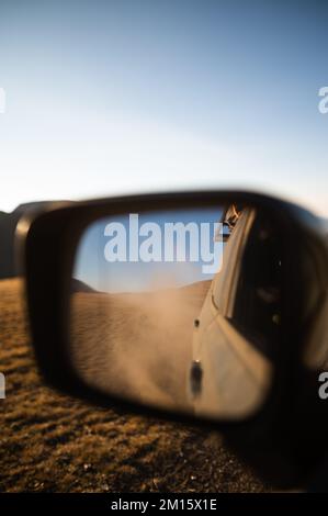 Vista dalla finestra auto delle montagne dei Pirenei sotto il cielo blu nella giornata di sole Foto Stock