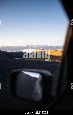 Vista dalla finestra auto delle montagne dei Pirenei sotto il cielo blu nella giornata di sole Foto Stock