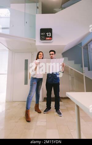 Architetti e ingegneri occasionali che lavorano in ufficio Foto Stock
